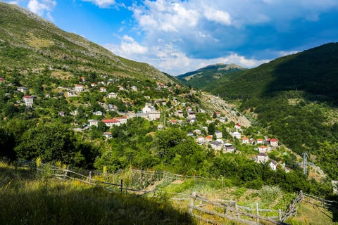 De plaats Galinik ligt op ongeveer 1500 meter boven zeeniveau op de helling van de berg Bistra in Nationaal Park Mavrovo