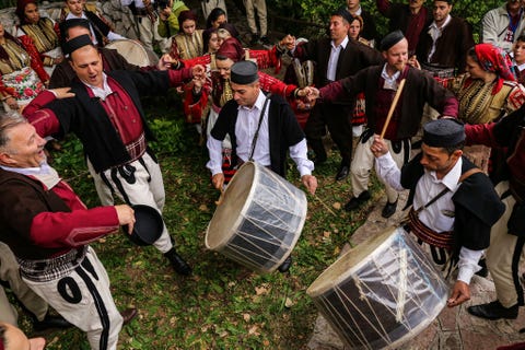 Muzikanten die op houten hoorns blazen en op trommels slaan zetten de vrolijke toon voor het weekend