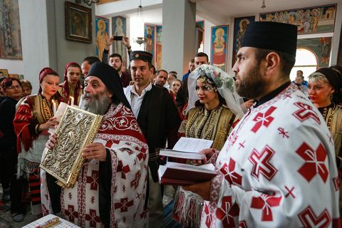 In de SintPetrusenPauluskerk wordt het huwelijk volgens orthodoxe rituelen en gebruiken voltrokken