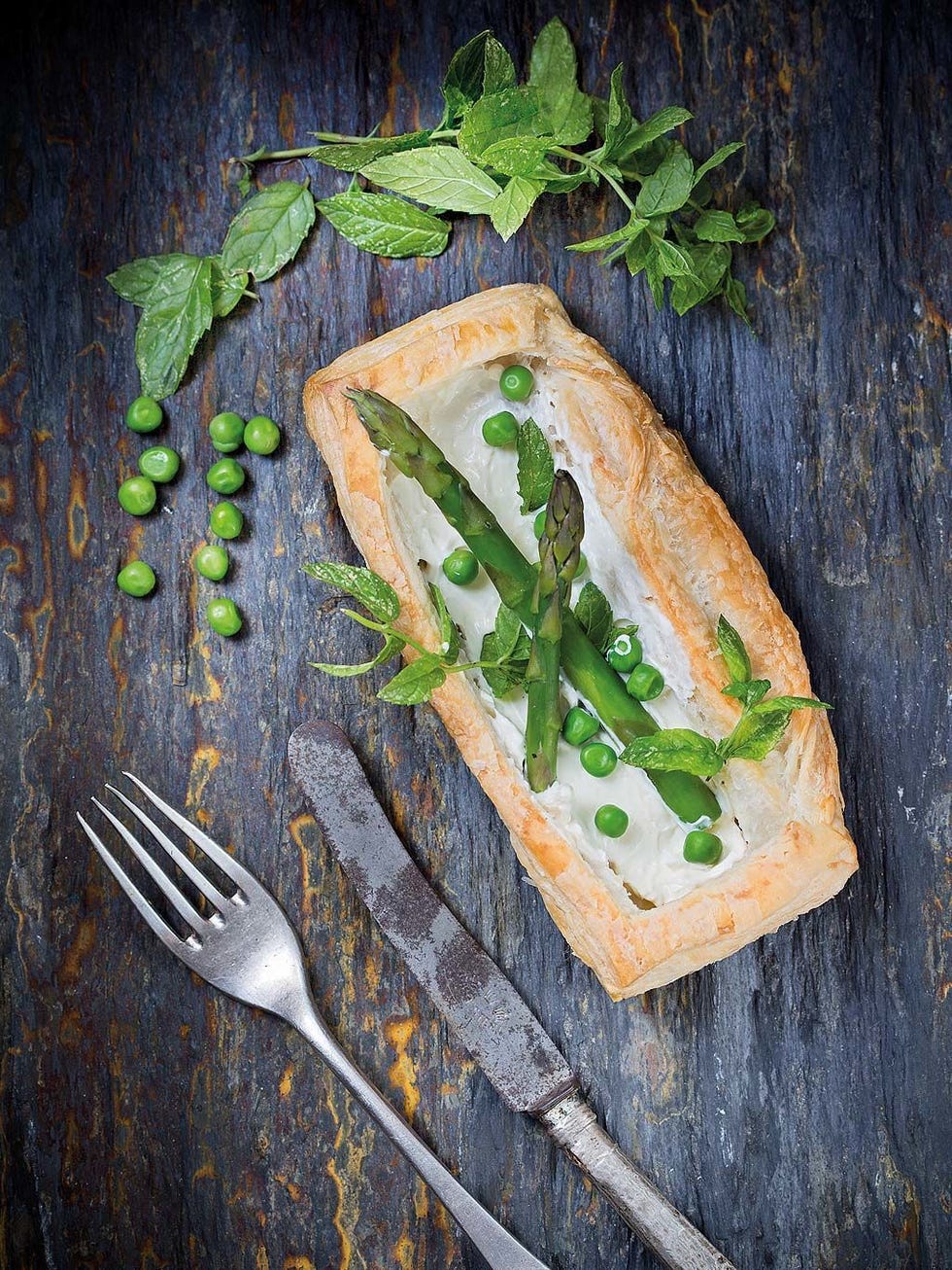 tartaleta de espárragos y guisantes