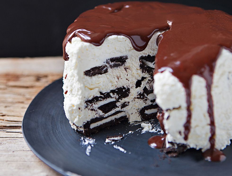 https://hips.hearstapps.com/hmg-prod/images/gallery-1493309597-oreo-fridge-cake-1556115814.jpg