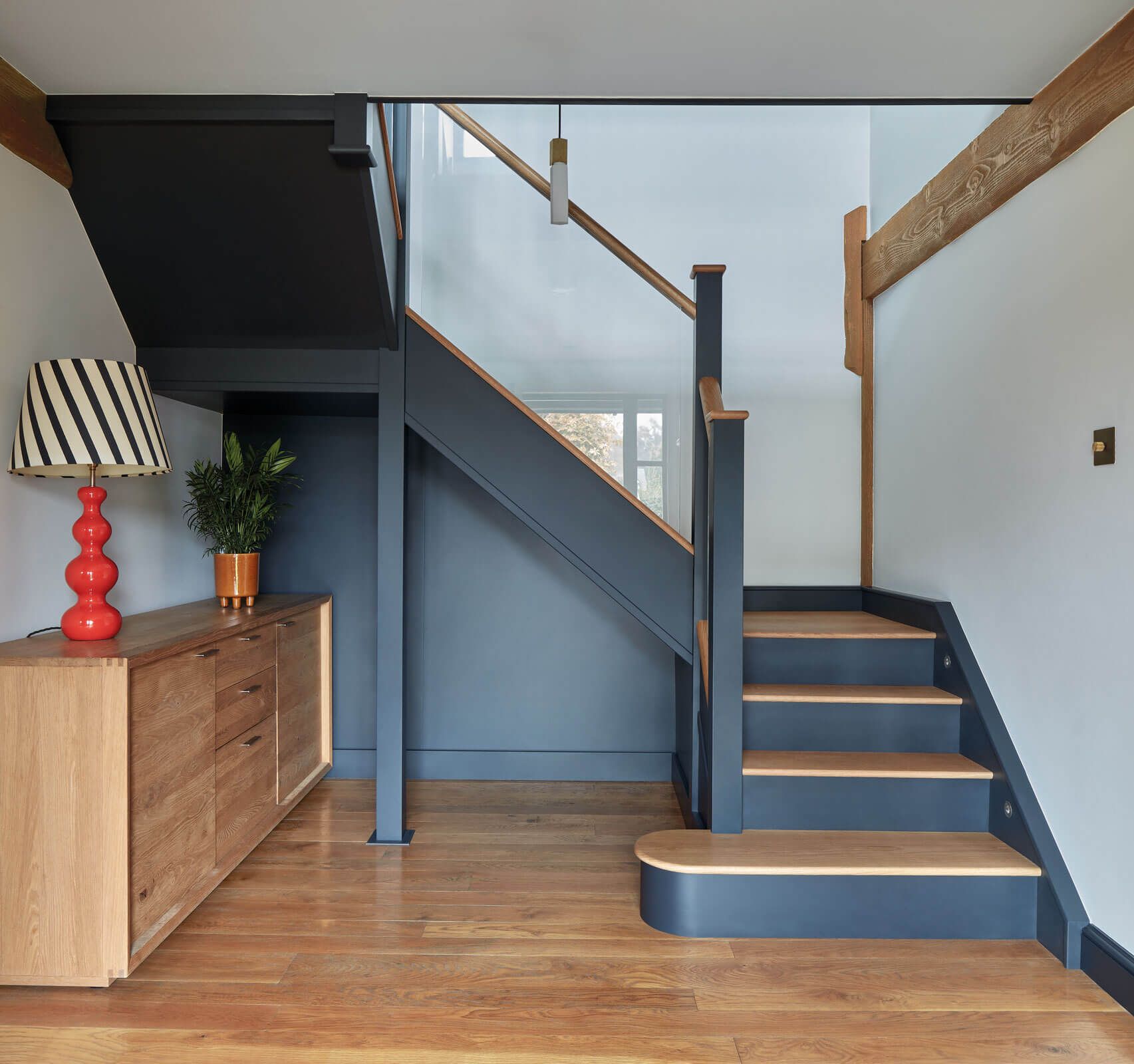 steel stairs house        
        <figure class=