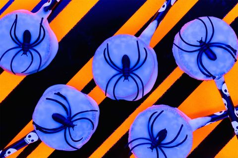 galletas luminosas de halloween con arañas