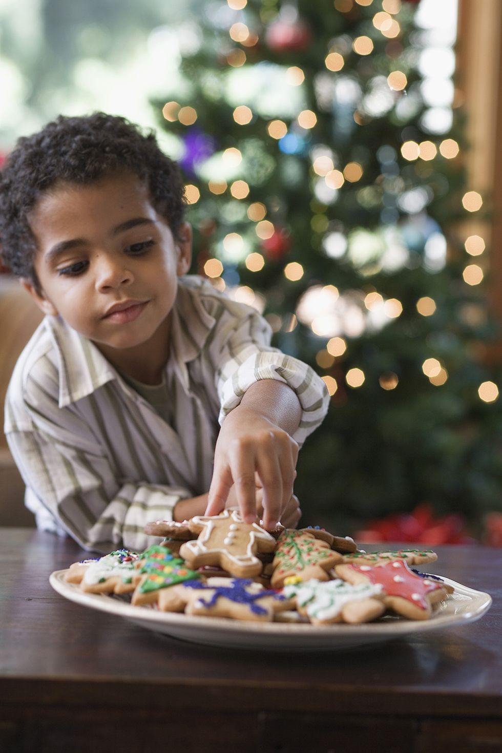 niño comiendo galletas de navidad