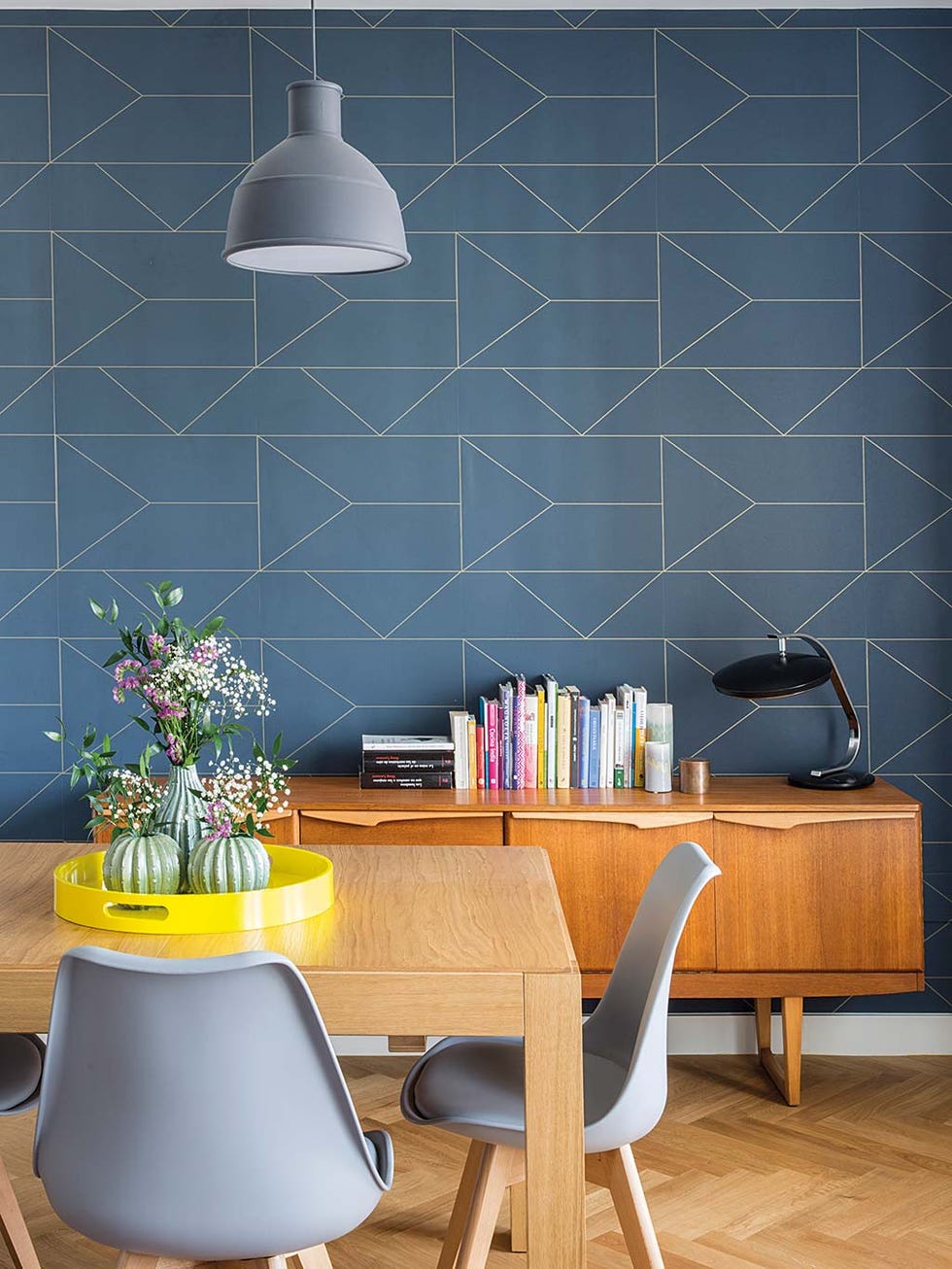 Comedor moderno de madera con papel pintado