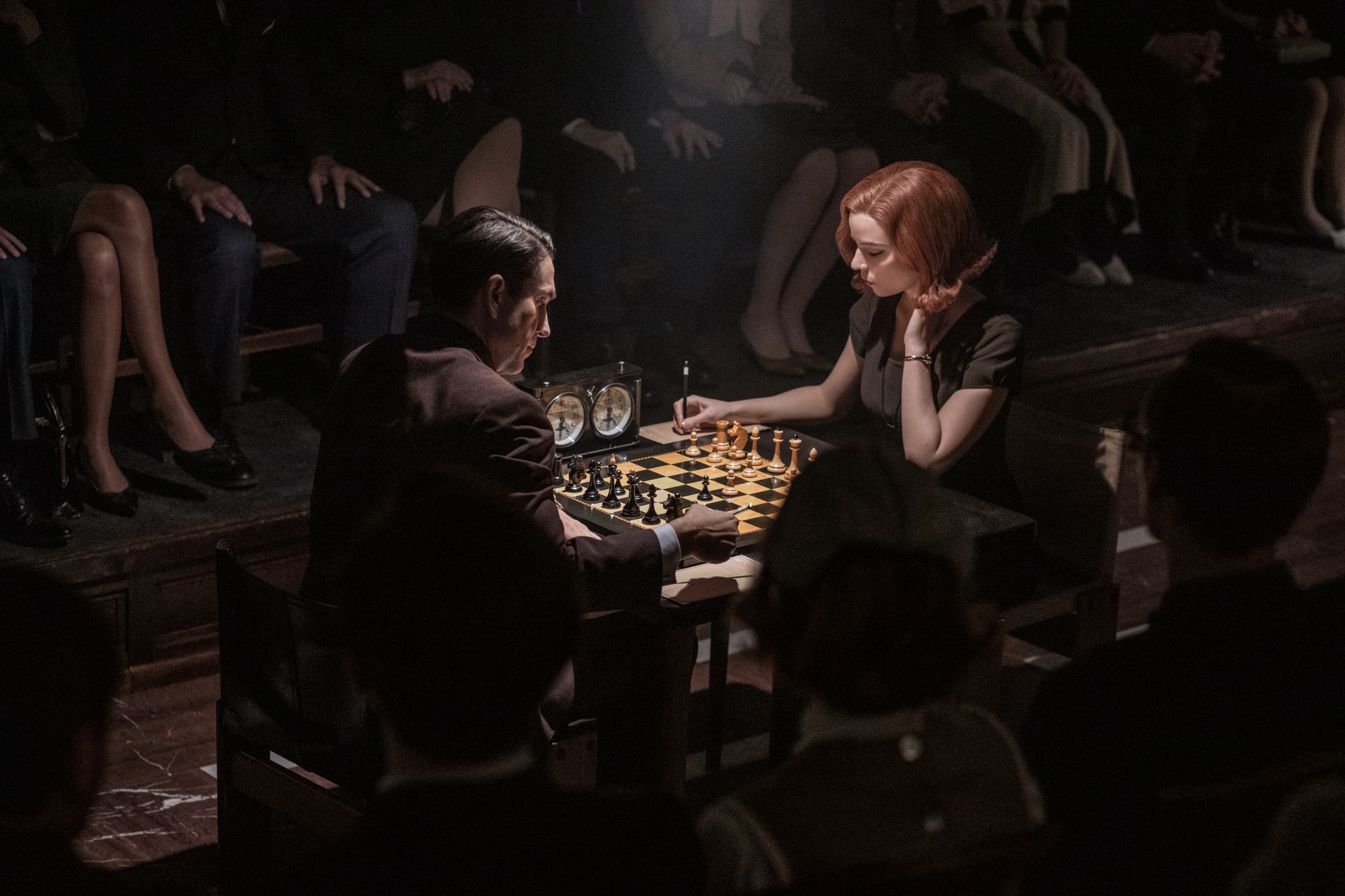 anya taylor joy da vida a la jugadora de ajedrez beth harmon en la serie gambito de dama en la imagen el personaje está jugando una partida