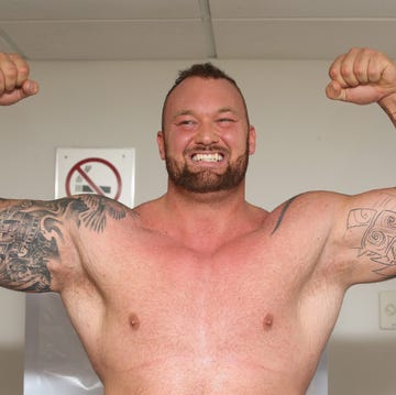 hafthor bjornsson entrenamiento en casa