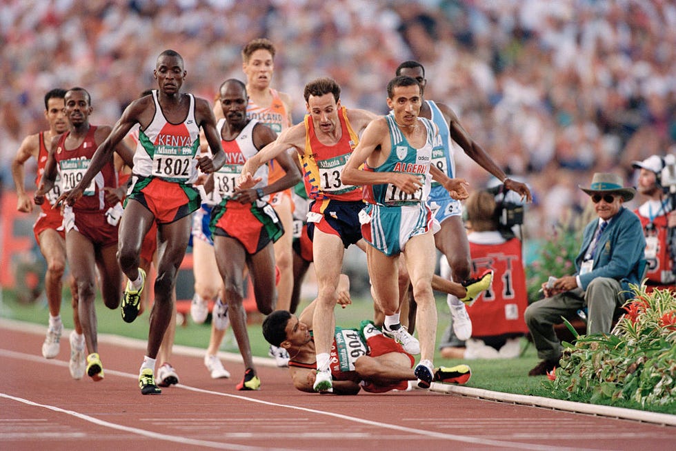 hicham el guerrouj caído en el suelo mientras fermín cacho salta por encima de él en la final de 1500 metros de atlanta 96