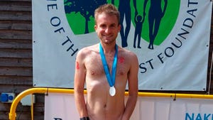 mark jessett, el ganador de una peculiar carrera nudista de 5k por montaña