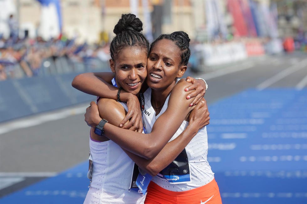 la atleta etíope maseret gebre dekebo celebra su victoria junto con su compatriota, ayuntu kumela  segunda en el maratón de barcelona
