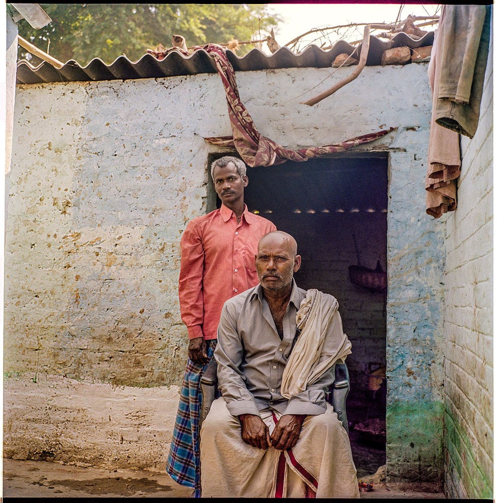 Sita Ram Sahni 70 zittend en zijn neef Vinod Sahni 50 poseren voor hun huis aan de oever van de Ganges in de deelstaat Bihar De familie Sahni vist al meer dan vijftig jaar op de rivier Vroeger waren de netten gemaakt van katoen maar tegenwoordig van nylon
