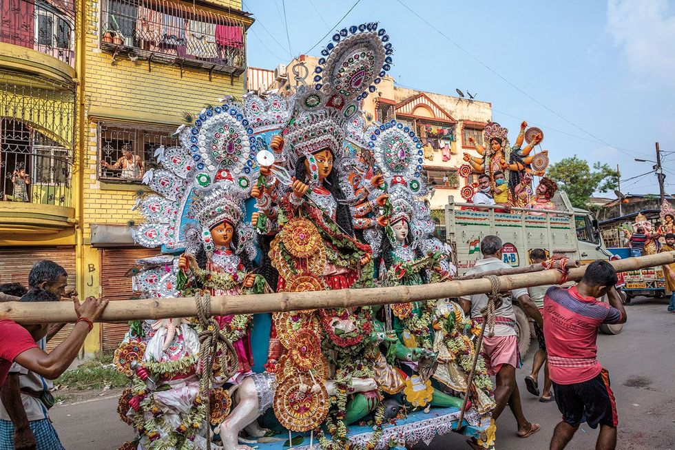 Bij het Durga Pujafeest in Howrah niet ver van Kolkata wordt een beeld van de godin Durga door de straten gedragen Aan het eind van de processie wordt het beeld ondergedompeld in de Hooghly Hindoerituelen omvatten geregeld offers aan de Ganges en haar zijrivieren In veel tempels is plastic nu verboden