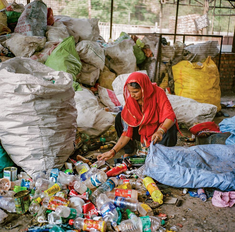 Een vrouw sorteert plastic afval in Rishikesh Ze is vooral gespitst op de waardevolste soort flessen van polyethyleentereftalaat PET Het materiaal kan goed worden hergebruikt bijvoorbeeld in kleding Dankzij afvalzoekers wordt in India veel meer plastic gerecycled dan elders ter wereld Maar veel van het afval heeft geen waarde
