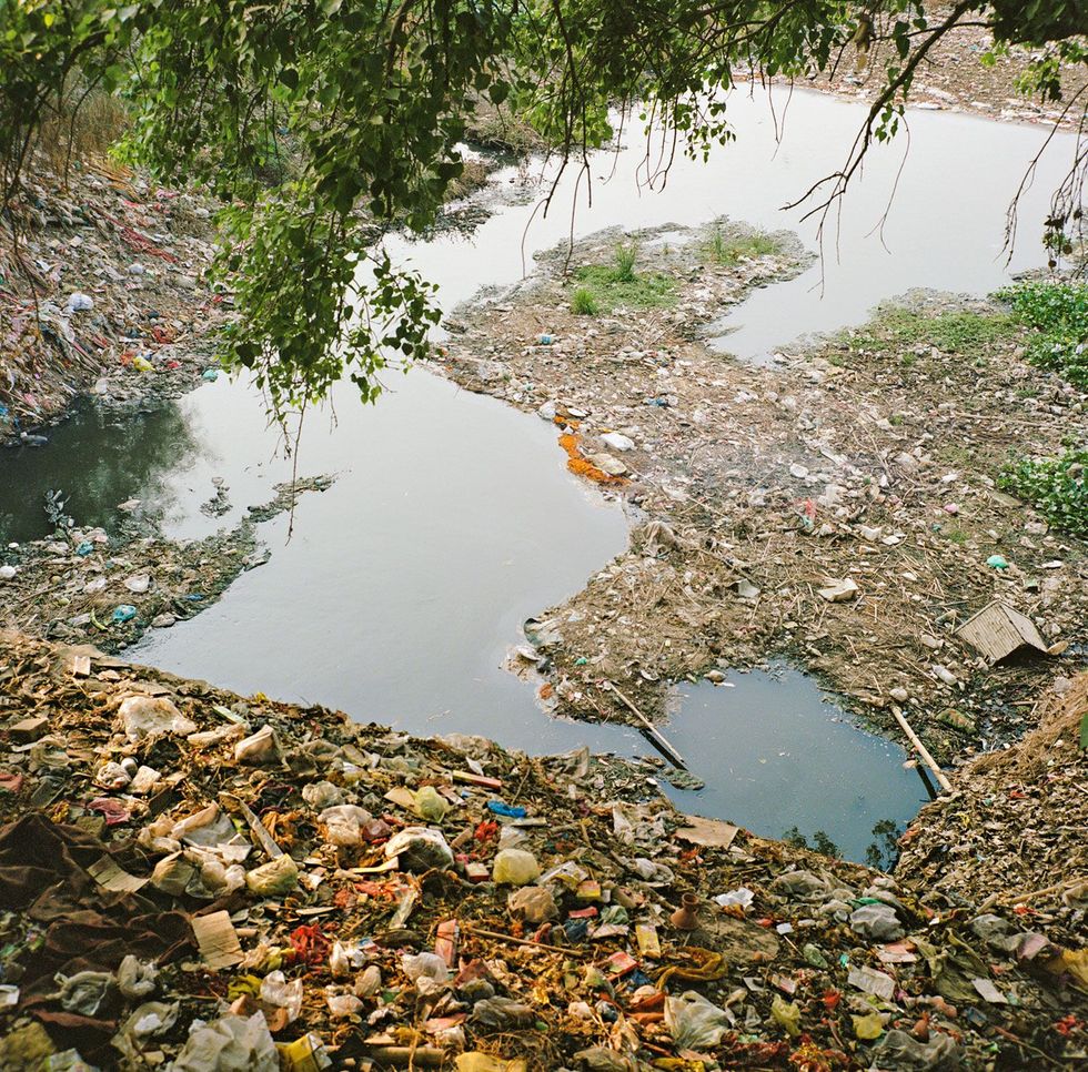 Deze stortplaats langs de Ganges in Patna legt een hardnekkig probleem bloot het huisvuil wordt niet ingezameld Plastic en ander afval eindigen op plekken waar het wordt meegevoerd door de regen en komen in de rivier terecht
