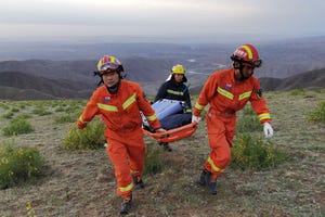 los equipos de rescata tratan de ayudar a los corredores de una prueba de trail en la que murieron al menos 20 competidores en la provincia de gansu en china