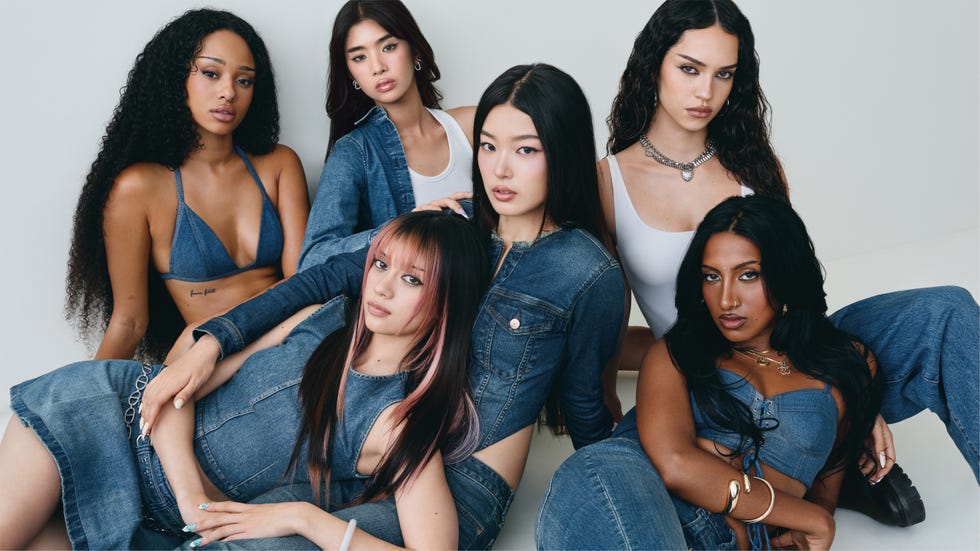 Grupo de mujeres posando con atuendos de mezclilla