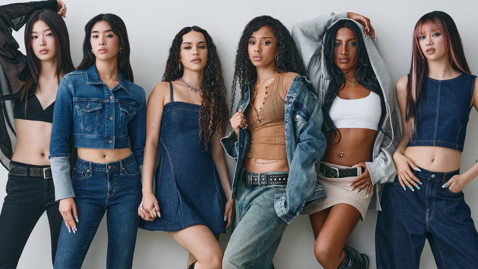 Grupo de mujeres posando juntas con diferentes atuendos de mezclilla.