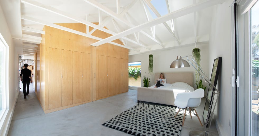 dormitorio abierto con armarios de madera
