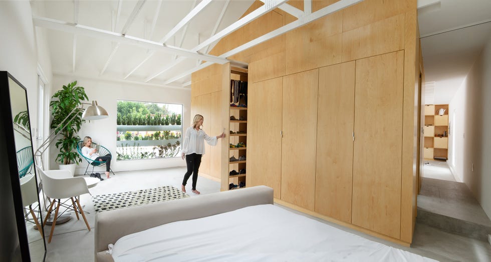 dormitorio abierto con zapatero de madera extraíble