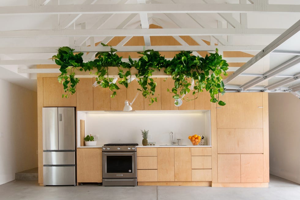 cocina abierta de madera con vigas expuestas