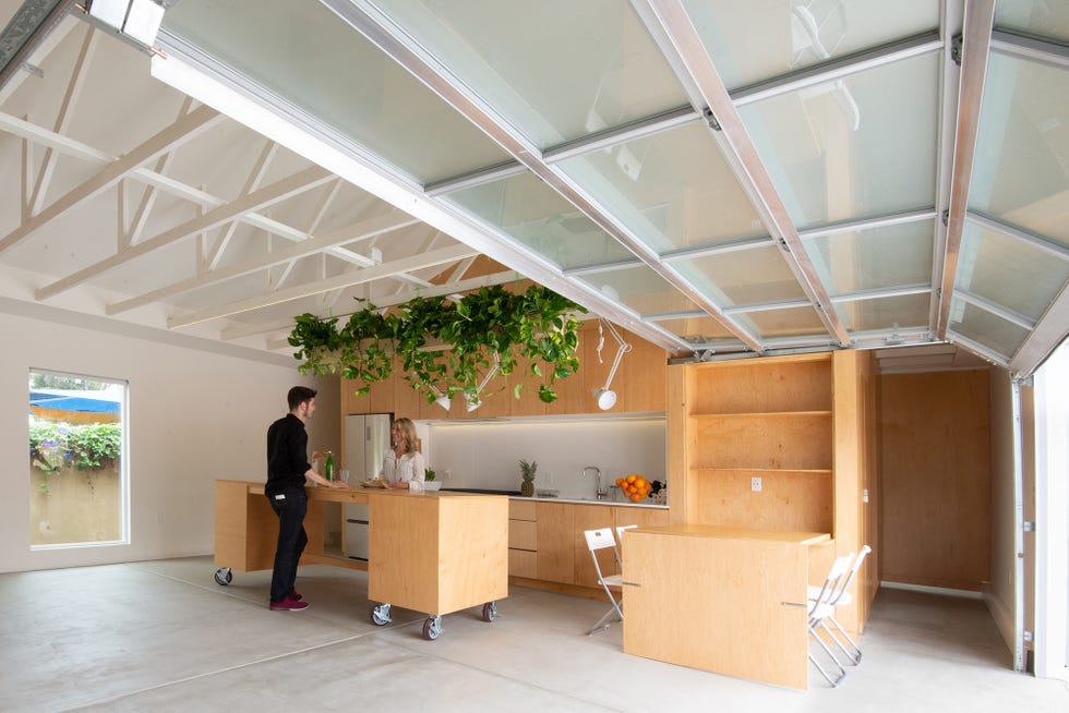 cocina abierta de madera con vigas expuestas
