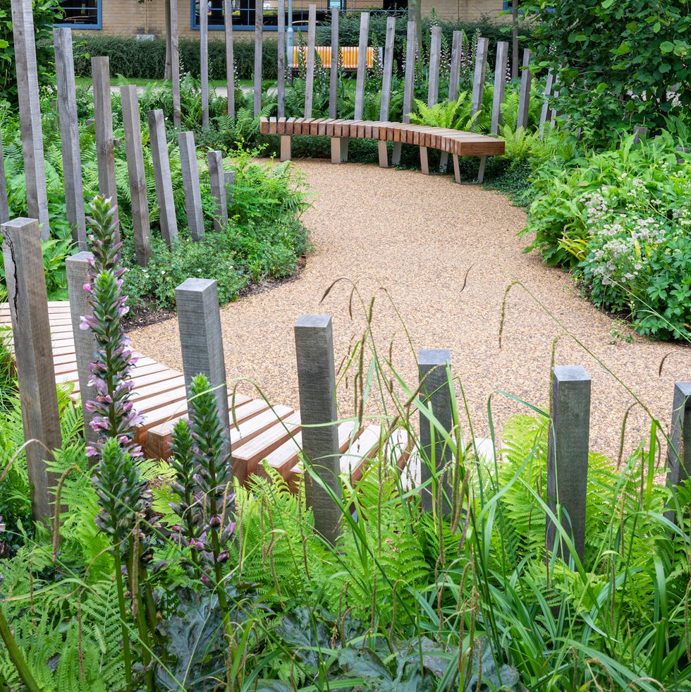 Timber posts in garden by Bowles & Wyer. Photo by Richard Bloom