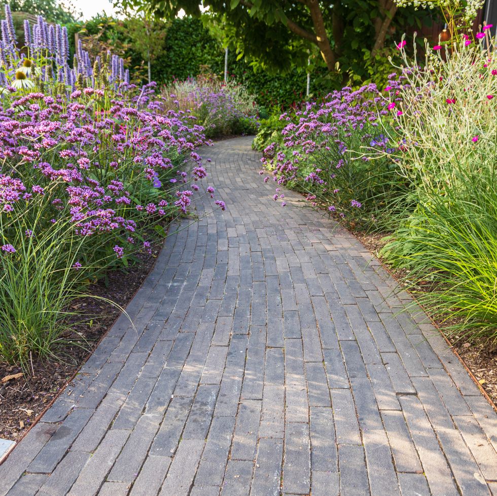 garden path ideas curved pathway