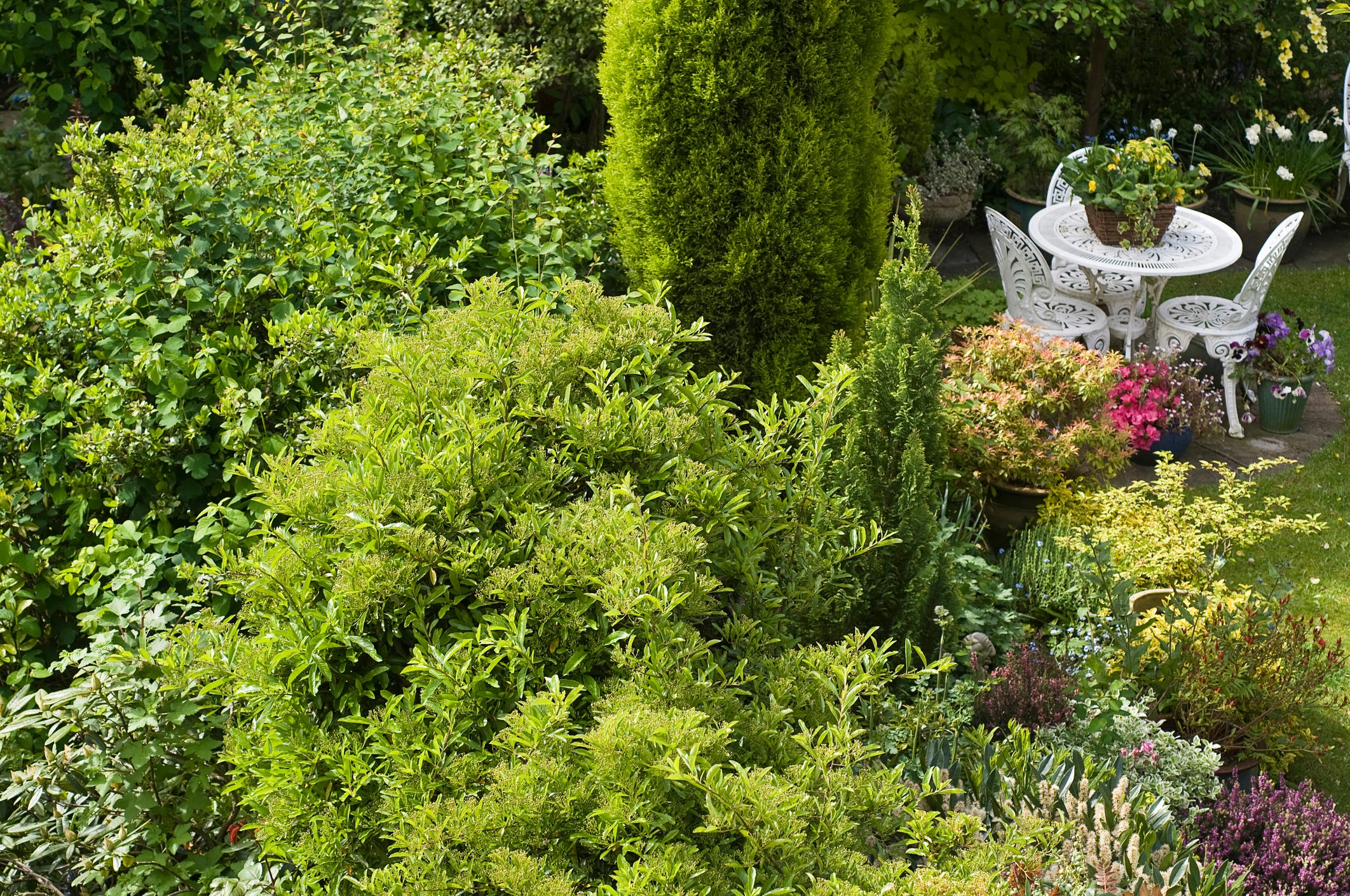 jardines estilo bridgerton, mesa bistró con sillas