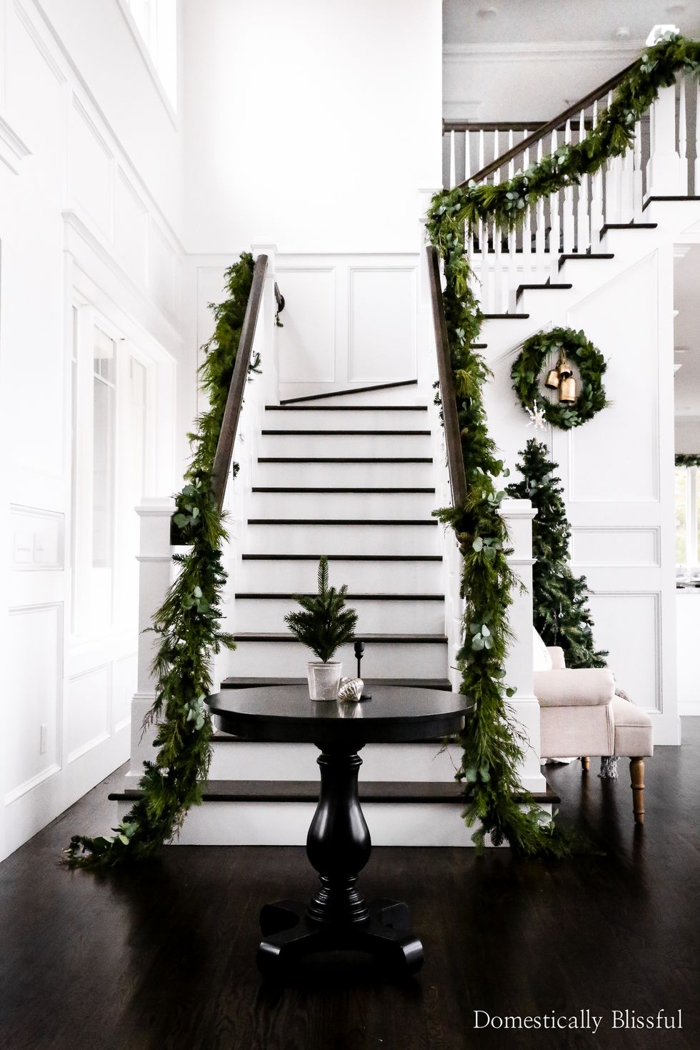 30 Chic Staircase Christmas Decorations