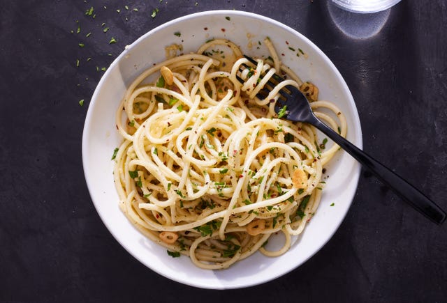 garlic butter sauce for pasta with garlic chips and parsley