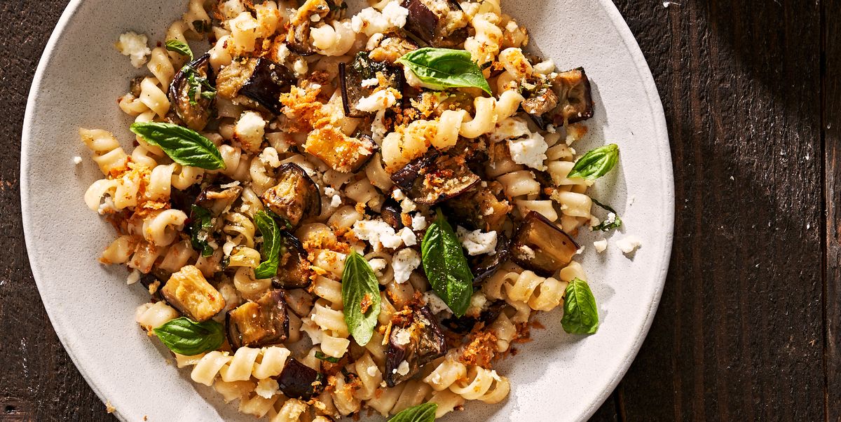 Garlic Lovers Won’t Be Able To Resist This Feta & Eggplant Pasta