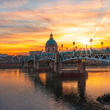 rio garona y cúpula de la grave en toulouse, francia in toulouse, france