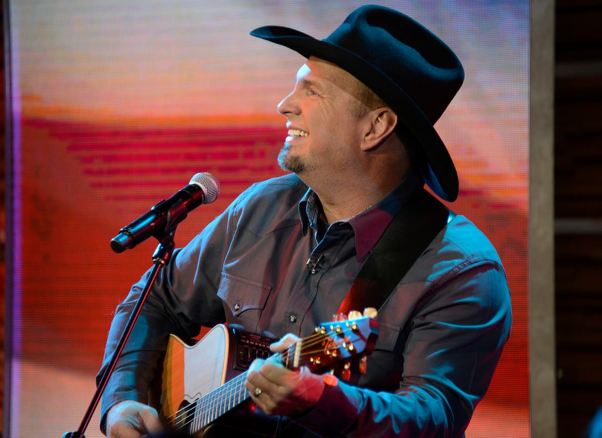 Garth Brooks Performs Unreleased Song for Robin Roberts - Garth Brooks ...