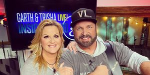 garth brooks and trisha yearwood performed fan requests from home due to coronavirus