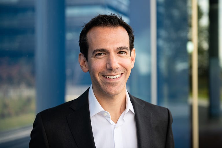 retrato de gary raucher, vicepresidente ejecutivo de asics en europa