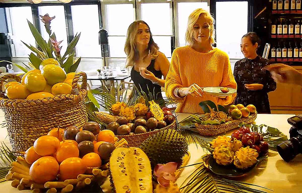 Fiona Ferrer degustando comida colombiana