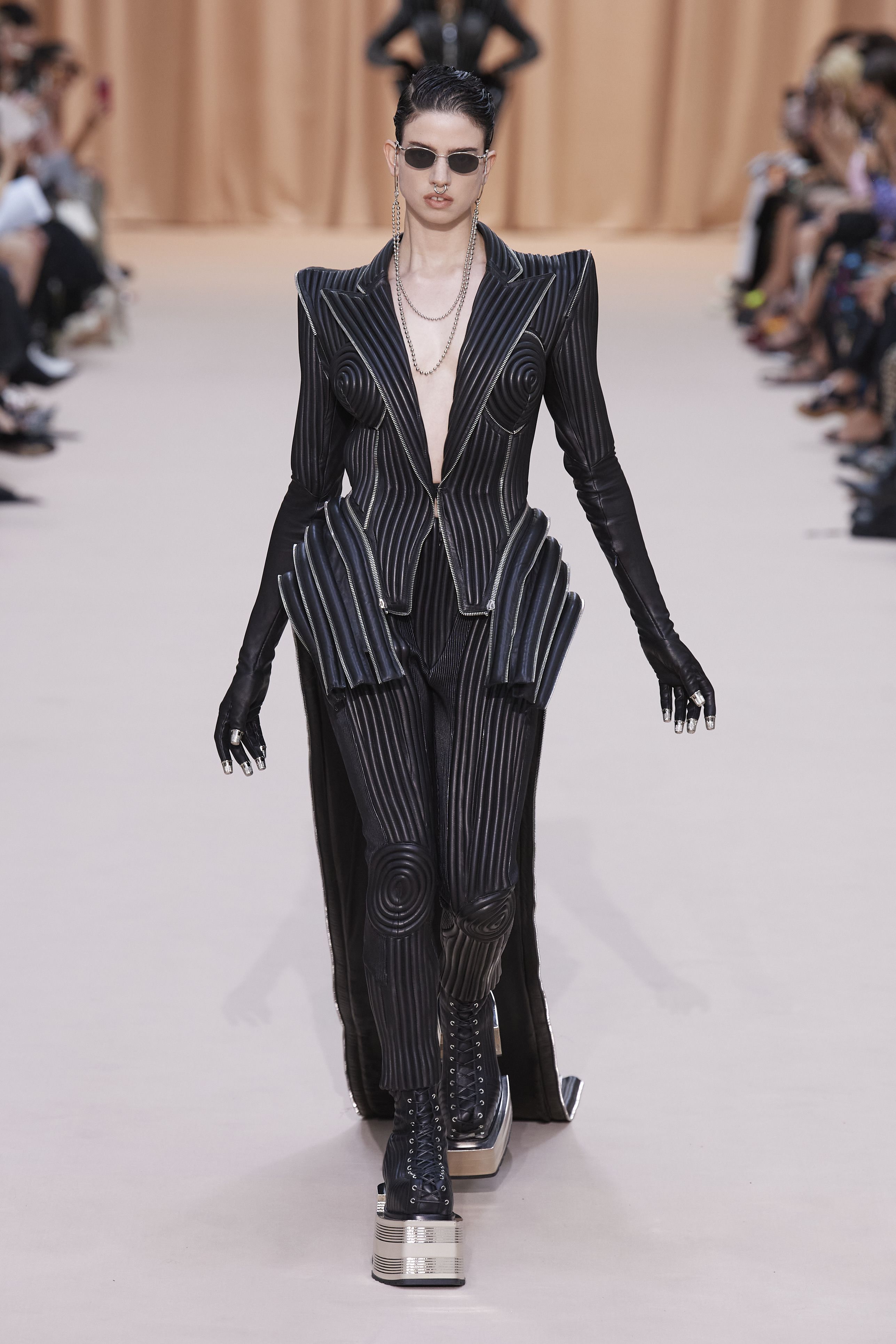 ジャン＝ポール・ゴルチエ オートクチュール バイ オリヴィエ・ルスタン（Jean Paul Gaultier Haute Couture by  Olivier Rousteing）2022秋冬オートクチュールコレクション | ファッション | ELLE ［エル デジタル］