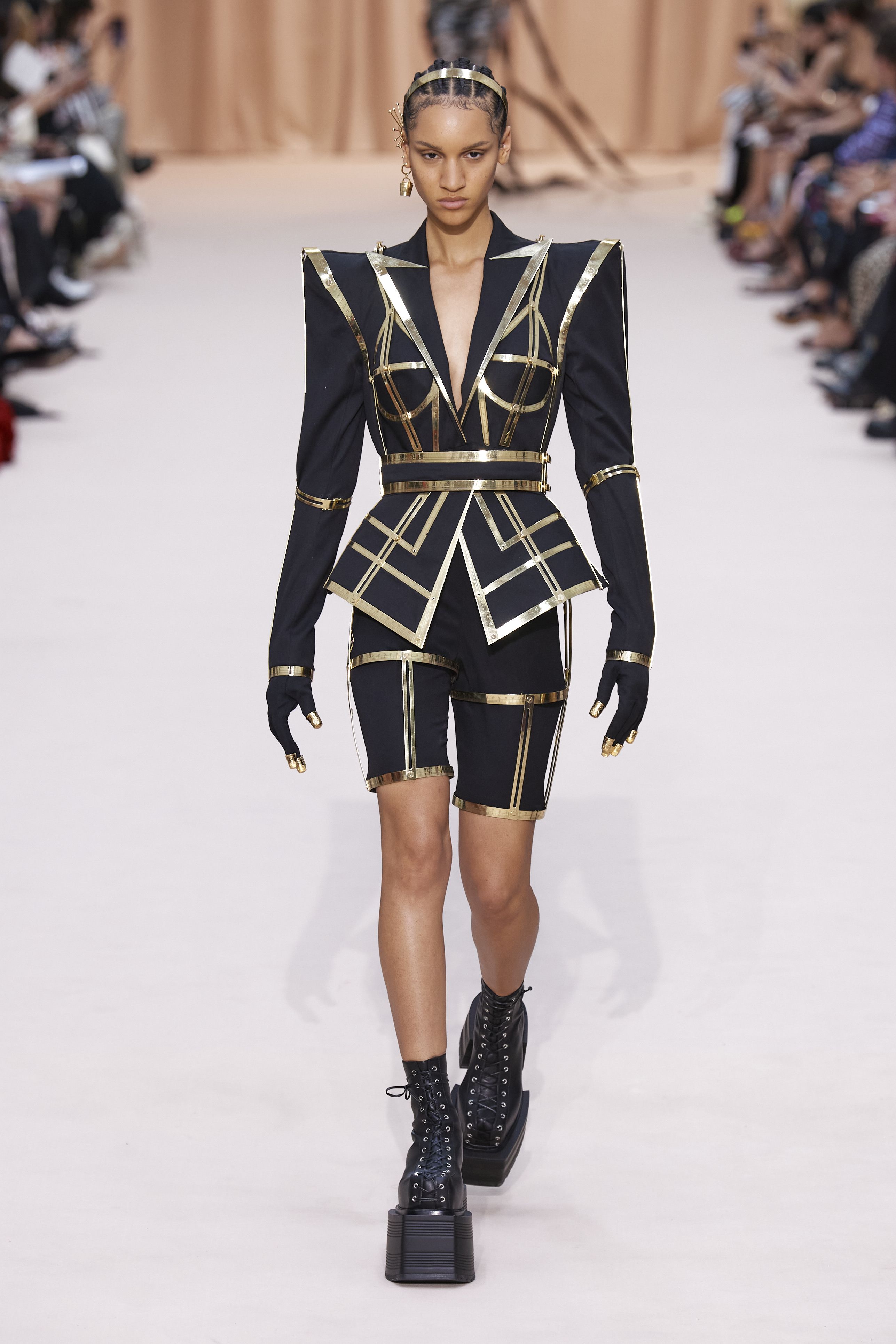 ジャン＝ポール・ゴルチエ オートクチュール バイ オリヴィエ・ルスタン（Jean Paul Gaultier Haute Couture by  Olivier Rousteing）2022秋冬オートクチュールコレクション | ファッション | ELLE ［エル デジタル］