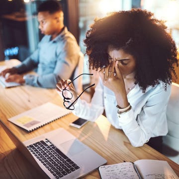 vrouw fronsend op kantoor