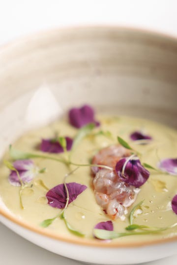 gazpacho de aguacate y tartar de gamba roja