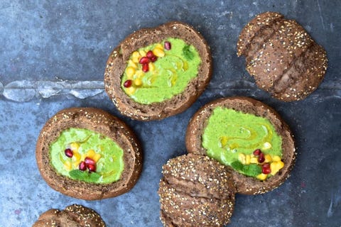 panecillos con gazpacho verde de aguacate