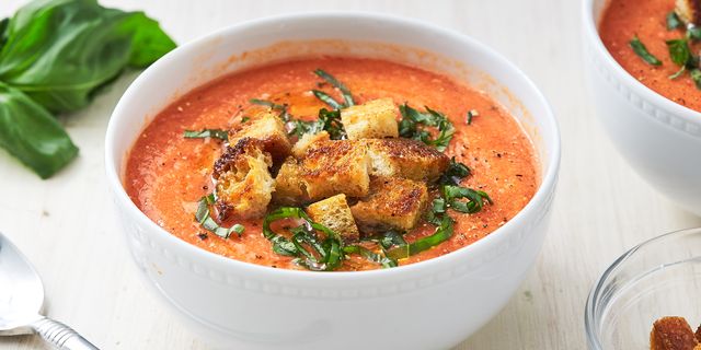 Суп томатный рецепты из свежих. Томатный суп гаспачо. Суп из томатов гаспачо. Испанский суп-пюре гаспачо. Испанский суп гаспачо.