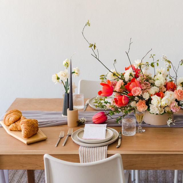 gedekte tafel met bloemen taart croissants