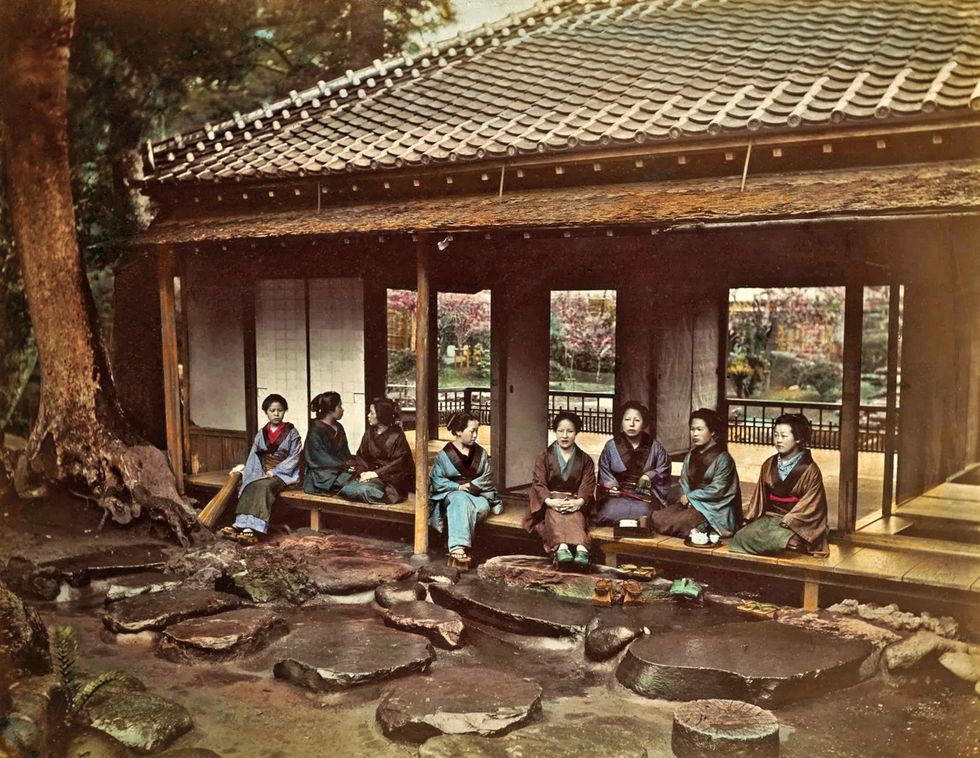 Op deze foto die rond 1900 is gemaakt zien we een groepje geishas een rustpauze nemen in een paviljoen dat is bedoeld voor de theeceremonie een ritueel met veel invloeden uit het zenboeddhisme