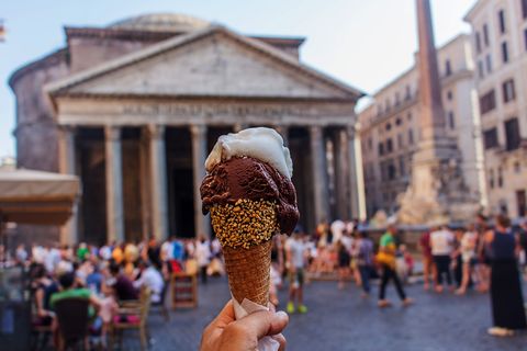 gelato cone in front of rome pantheon