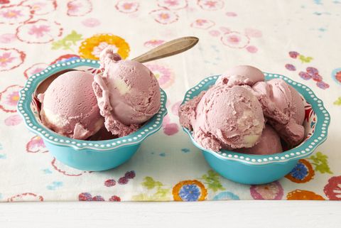 ice cream bowls with strarwberry ice cream