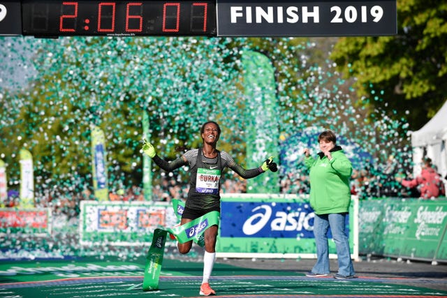 Gelete Burka celebra su victoria en el Maratón de París
