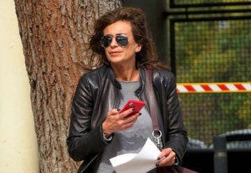 gema lópez con gafas de sol y chaqueta de cuero por la calle