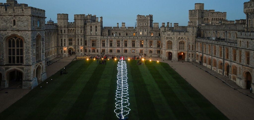 queen elizabeth ii platinum jubilee 2022  queen elizabeth ii lights the windsor castle beacon