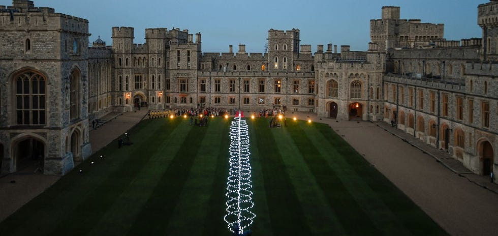 queen elizabeth ii platinum jubilee 2022  queen elizabeth ii lights the windsor castle beacon